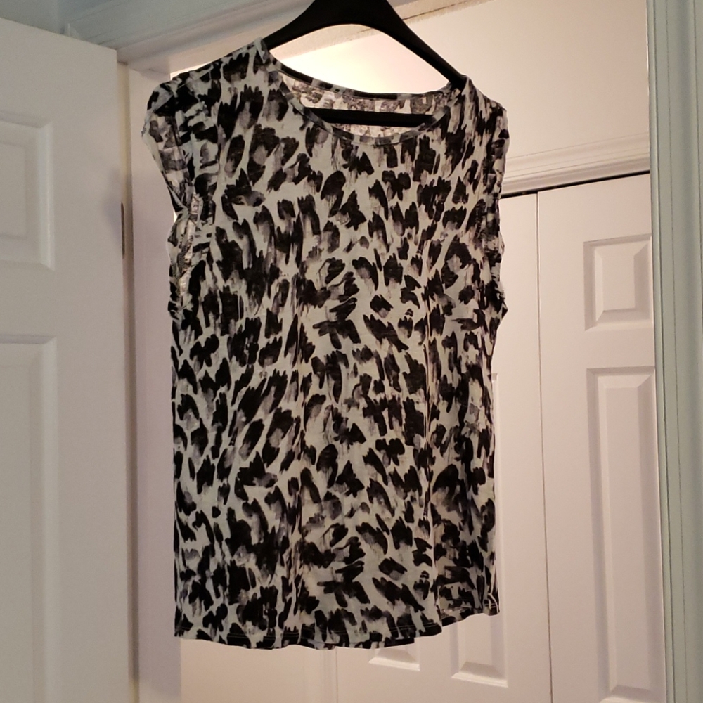 Loft short sleeved shirt black/white.